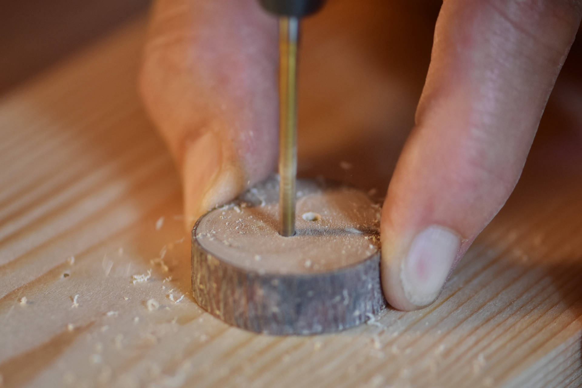 Knopflöcher in die Holzknöpfe bohren